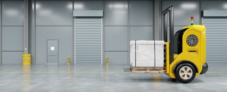 Självkörande gaffeltruck med ett paket